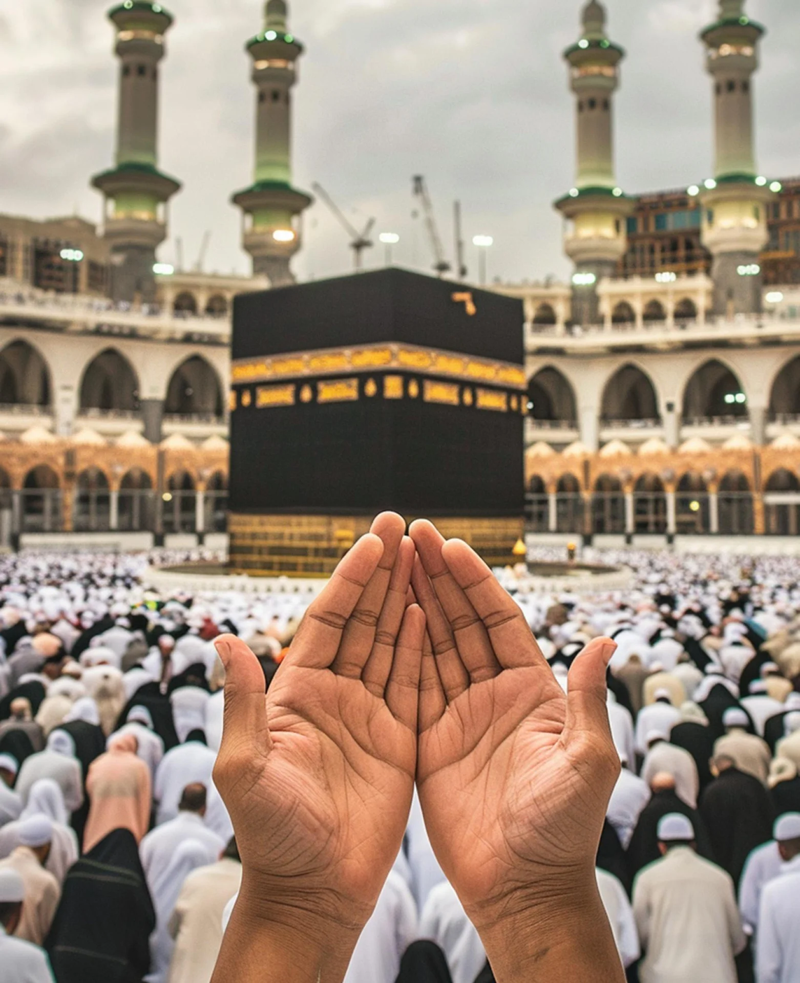 Jamaah berdoa di depan Ka'bah