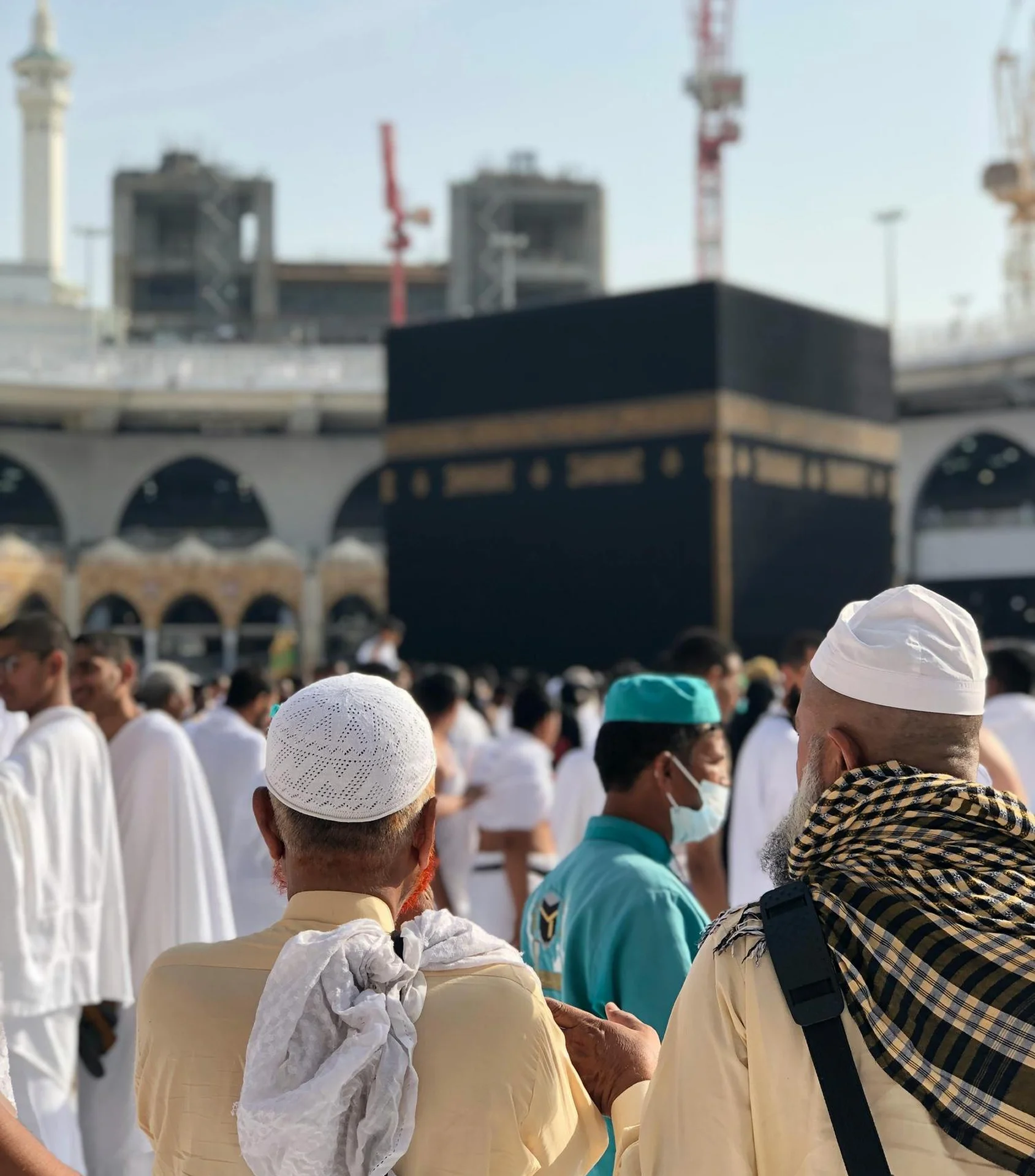 Jamaah berada di area Masjidil Haram